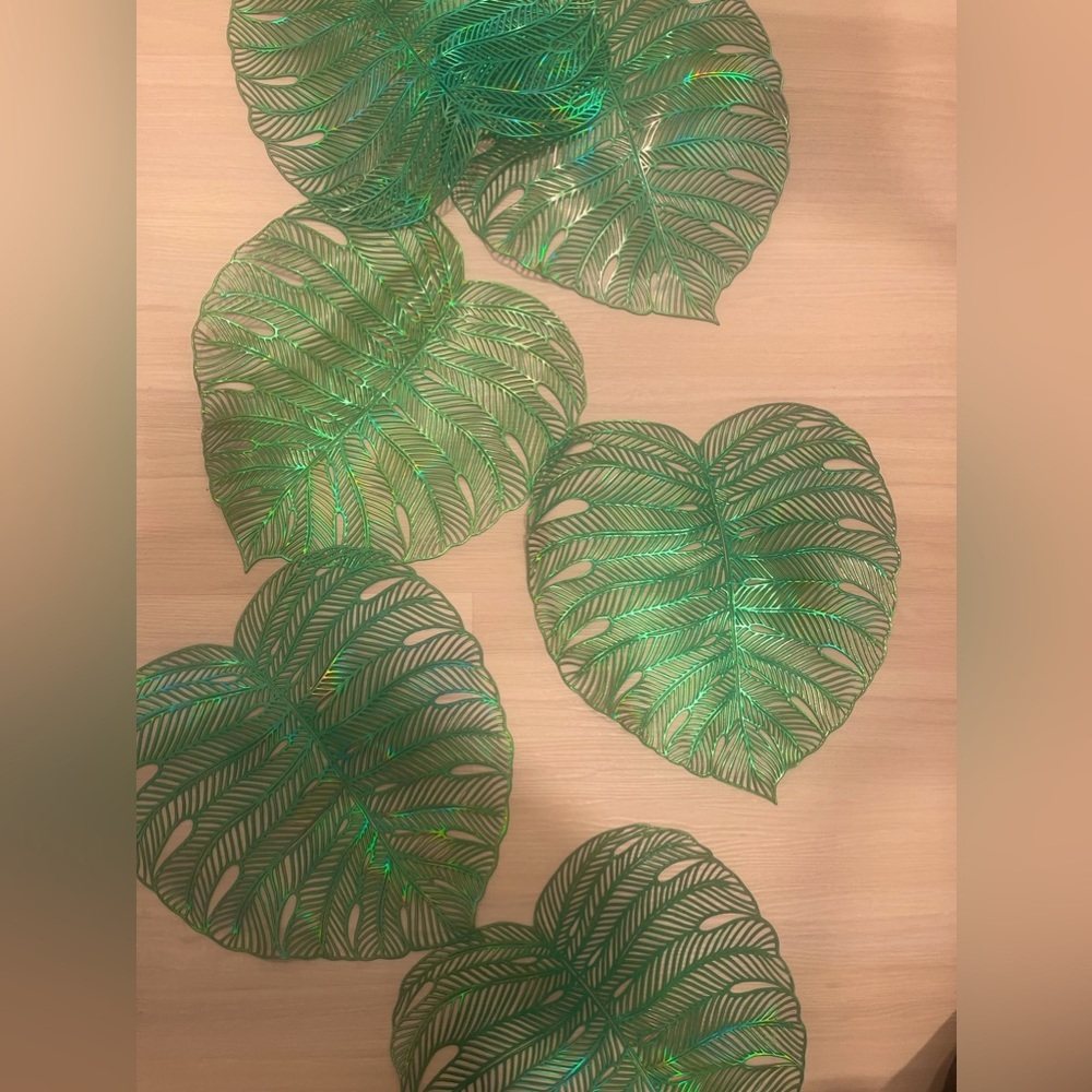 Banana Leaf Vinyl Placemats & Runner Set​